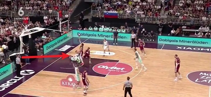 东契奇被队友压伤膝盖前是被对手推倒的 就在裁判跟前&amp;裁判无吹罚