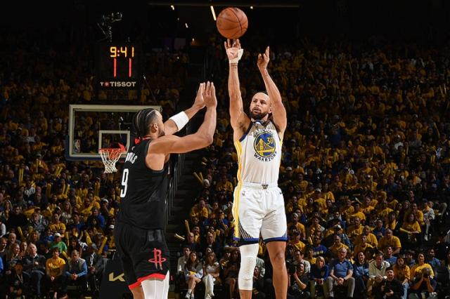 1745755600669063389.png 库里暴走撕碎火箭 勇士今夜人人都是罗宾!