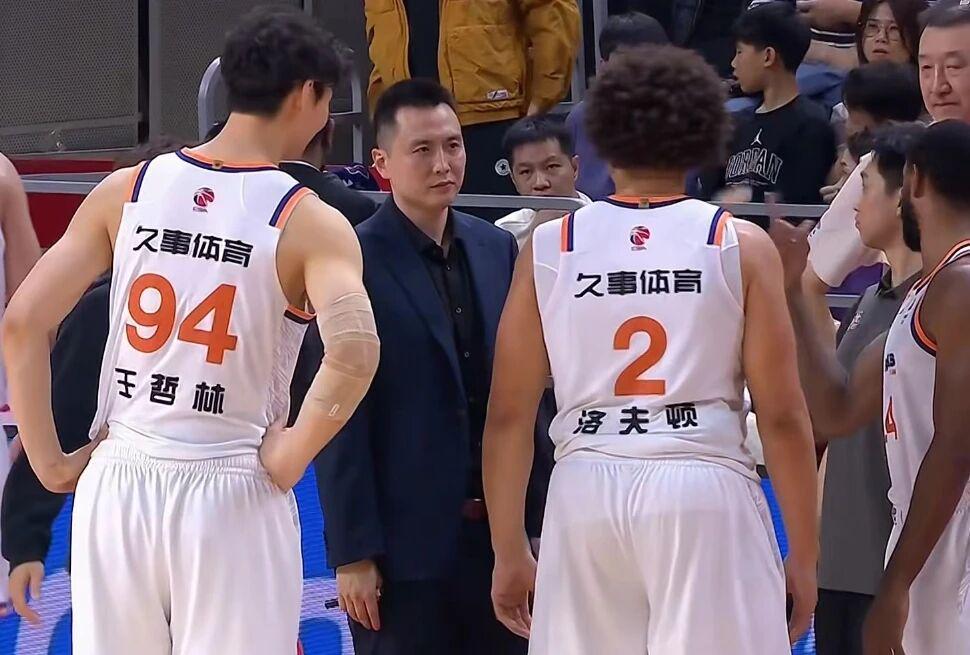 中国kaiyun·体育官方网站-上海男篮14连胜，卢伟赛后发言体现智慧，洛夫顿引卢伟不满被喷！