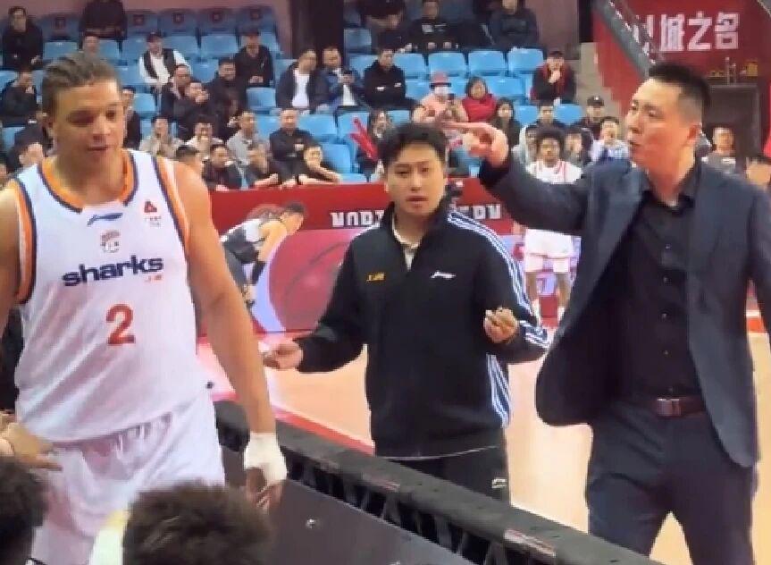 中国kaiyun·体育官方网站-上海男篮14连胜，卢伟赛后发言体现智慧，洛夫顿引卢伟不满被喷！